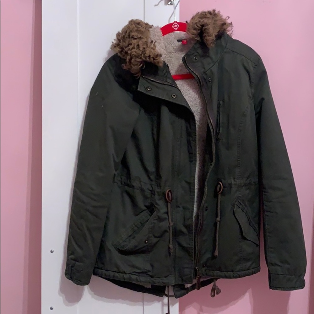(DIVIDED H&M) Green army jacket with fur lining
